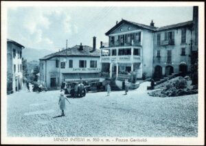 Lanzo Intelvi (Co) - m. 950 s.m. - Piazza Garibaldi - nuova (formato grande)